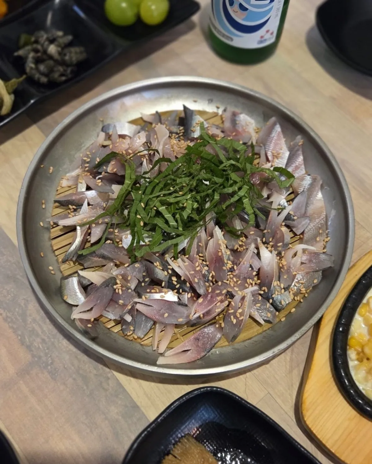 A plate of seasonal sliced gizzard shad at Sintongyeong Gyeongseongdae Branch