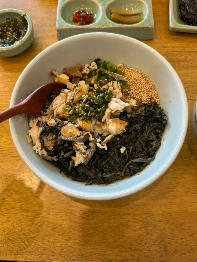 Mackerel gondeure rice with mushrooms and thistle greens