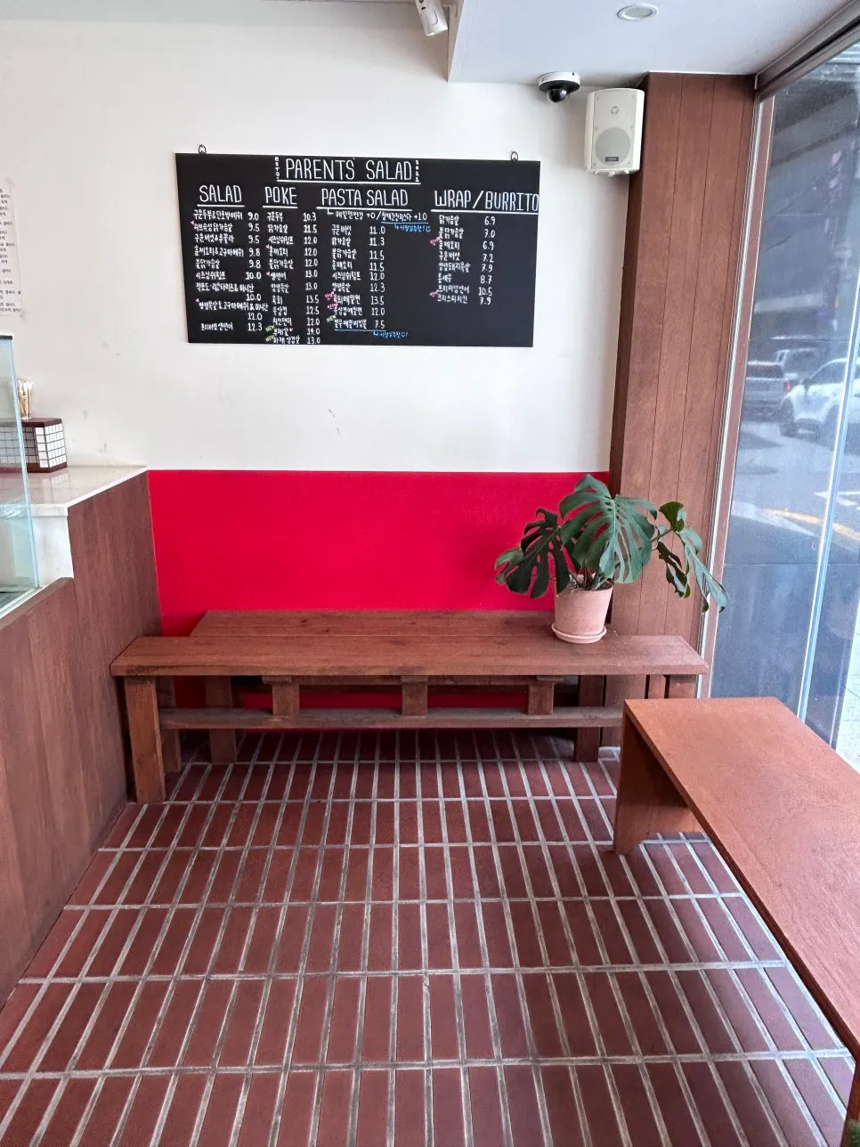 Spacious, comfortable interior of PARENTS Coffee & Salad Jungang-dong Branch