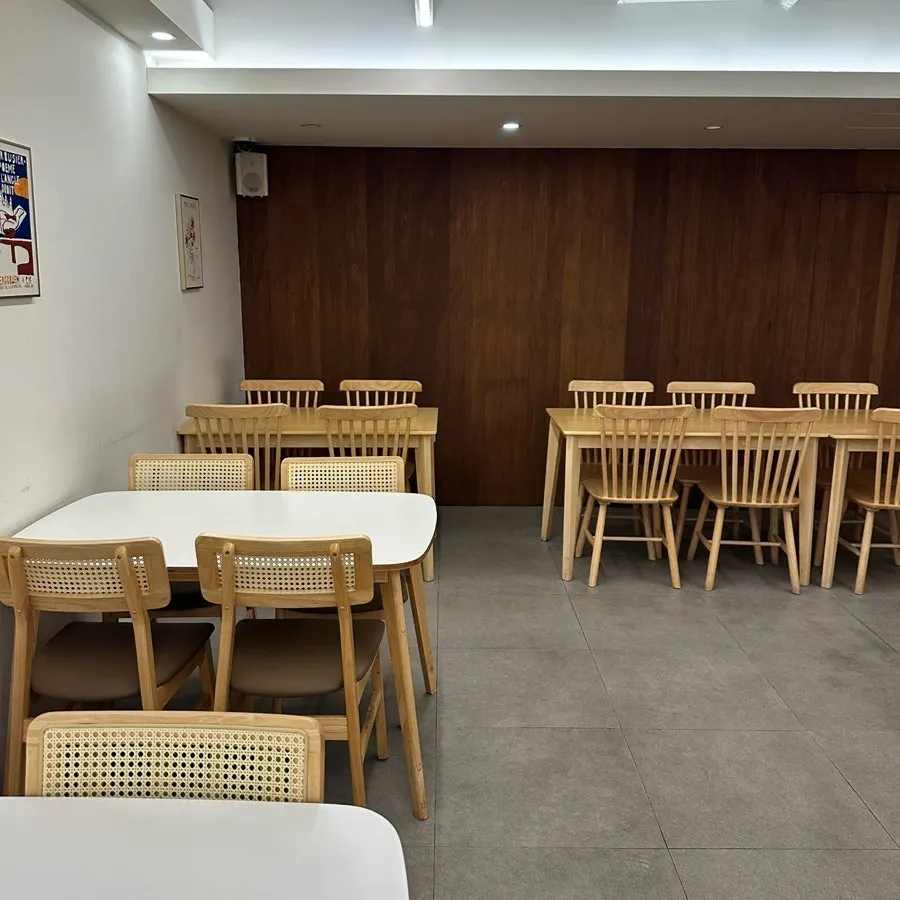 안쪽 좌석까지 이어지는 매장 내부 모습
