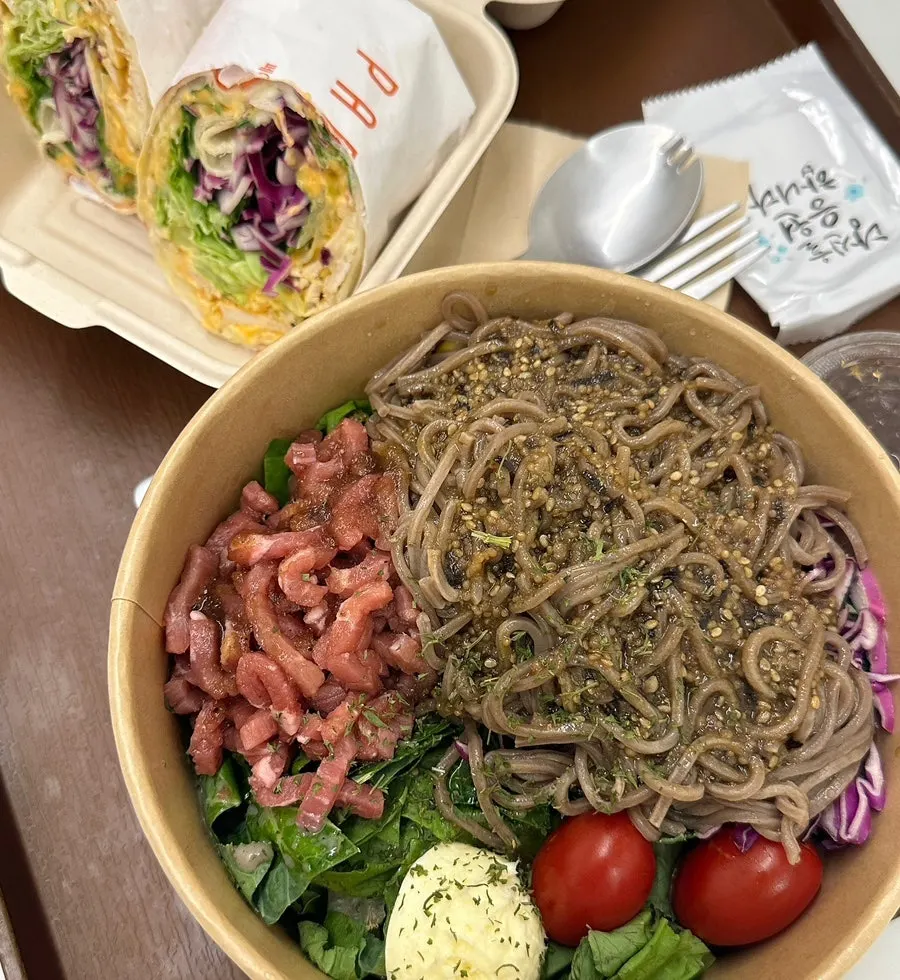 먼저 나온 육회메밀면과 닭가슴살랩