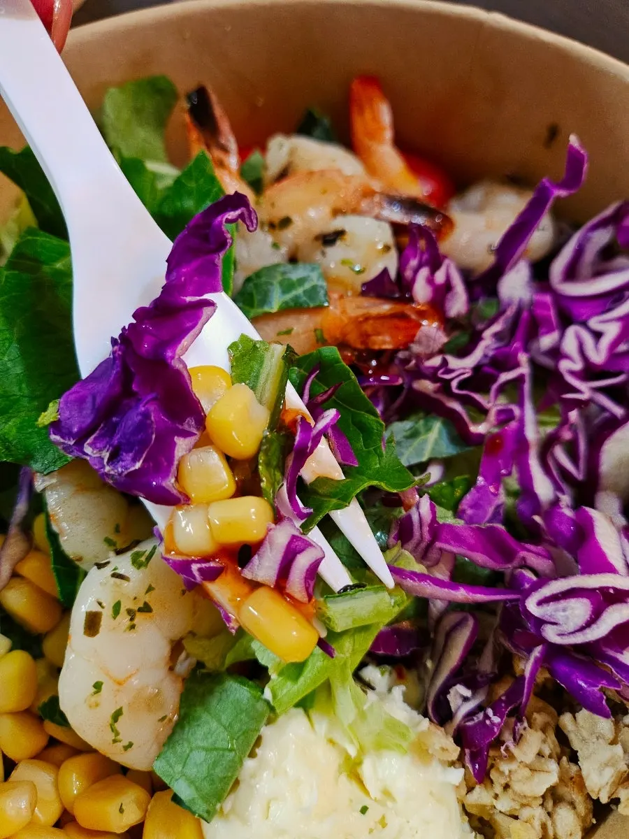 Seasoned shrimp salad with chili sauce