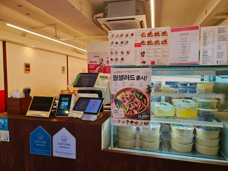 Interior of PARENTS Coffee & Salad Jungang-dong Branch