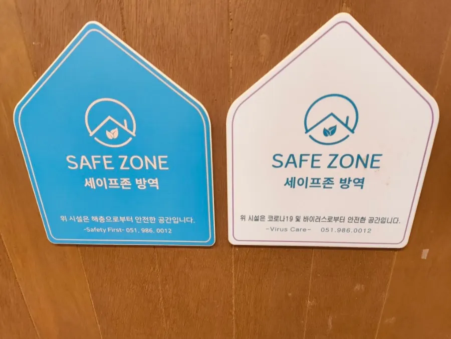 매장 입구의 런치 타임 할인 안내
