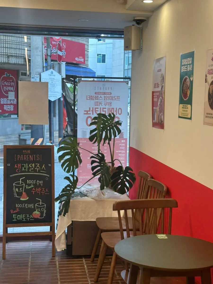 Interior view of PARENTS Coffee & Salad Jungang-dong Branch