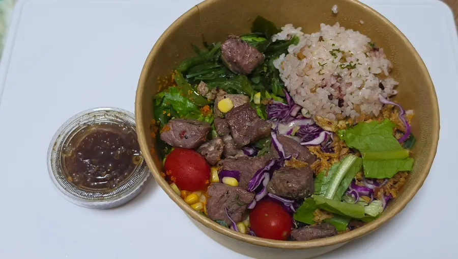 Beef flap steak poke and seasoned pork poke, two bowls