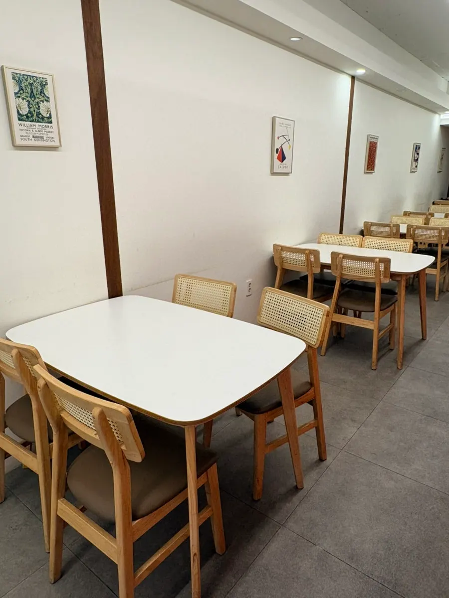 커피 머신이 놓인 매장 내부