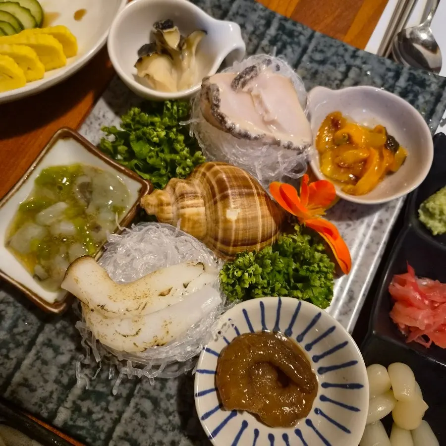 Course dishes of tuna yukhoe, abalone porridge, and seaweed soup