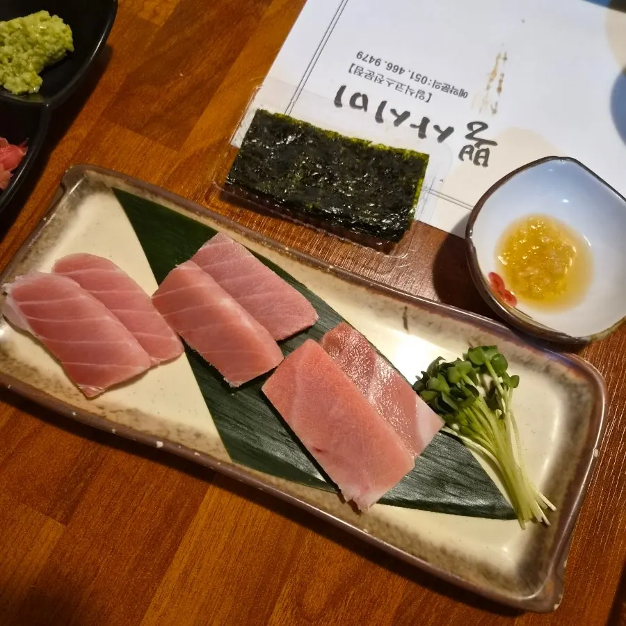 Main sashimi of sea bream, salmon, and flounder fin
