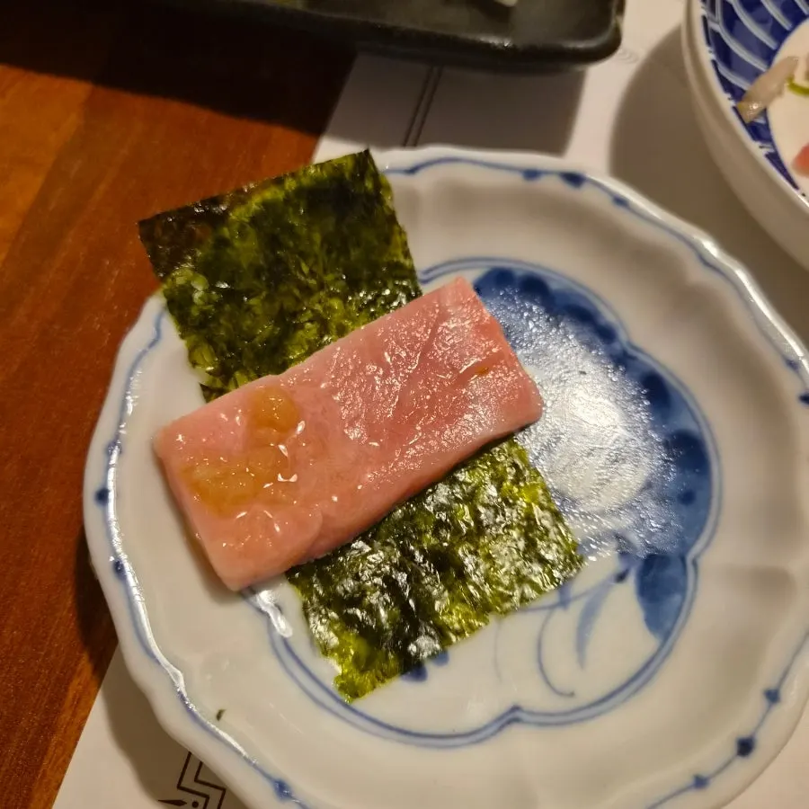 Thickly sliced assorted main sashimi