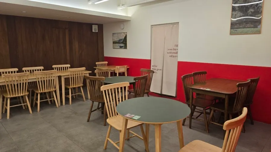 PARENTS dining-area seating