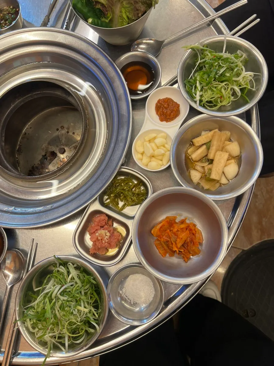 Basic side dishes with lettuce and perilla leaves