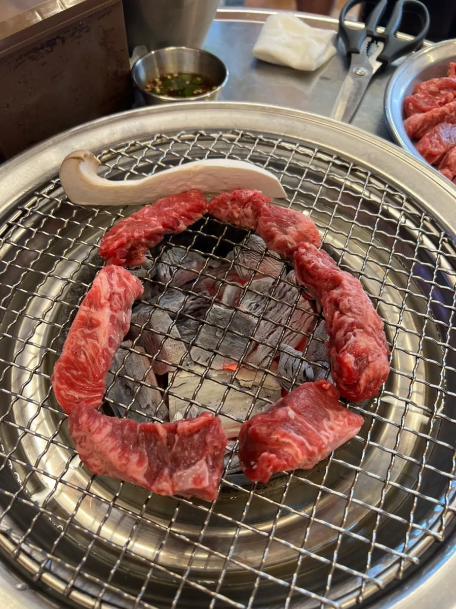 Beef rib meat and mushrooms placed on the grill