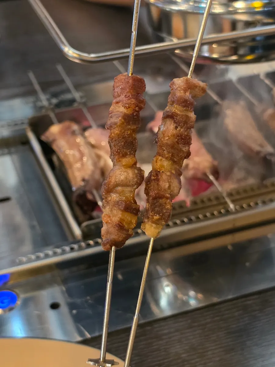 Charcoal-grilled lamb skewers