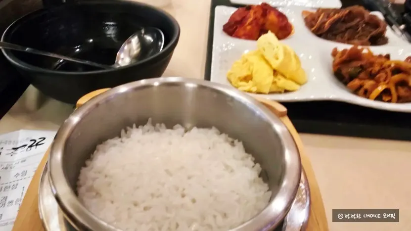 Grilled mackerel spread with self-serve side dishes