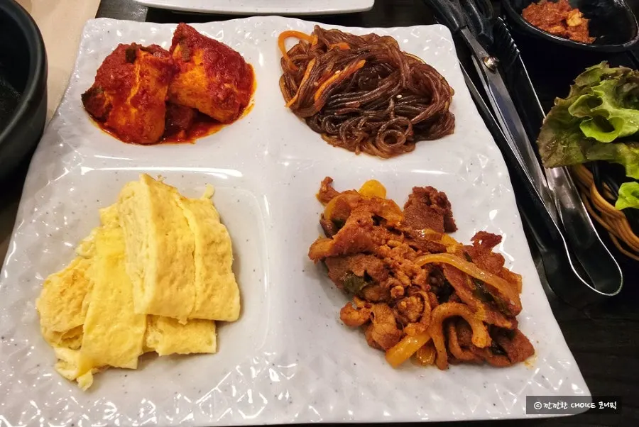 Mackerel flesh and kimchi placed on stone-pot rice