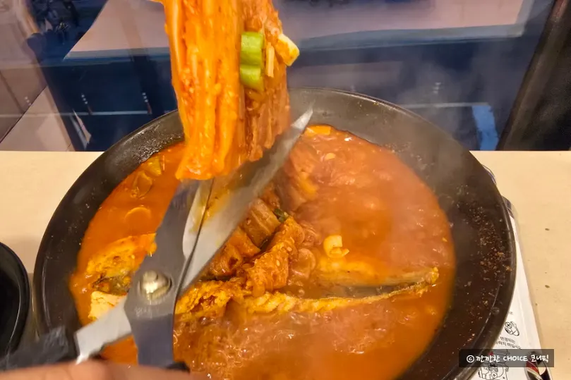 Mackerel flesh wrapped in aged kimchi