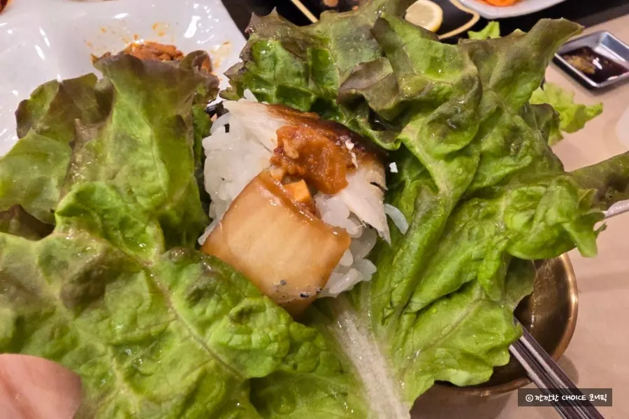 Mackerel stew dinner paired with self-serve side dishes