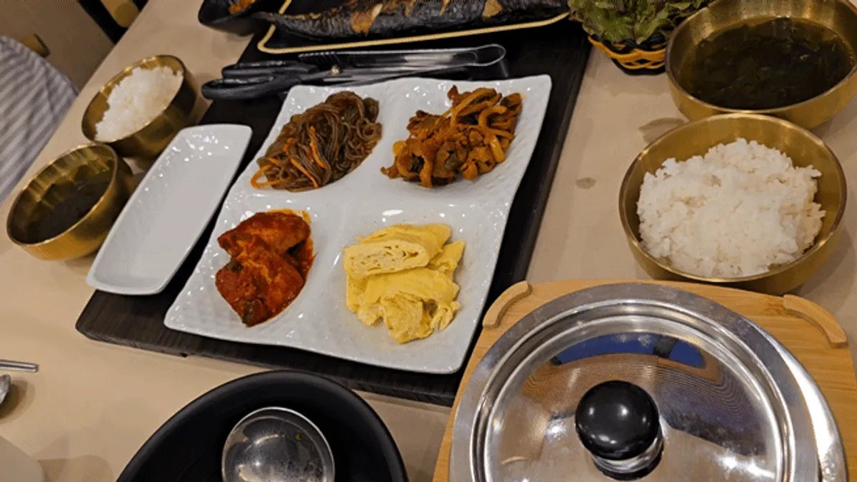Full wood-fired grilled fish spread at Busan-e Tteun Godeungeo Asan Tangjeong Branch