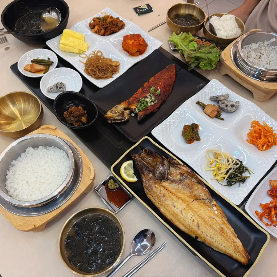 Overall photo of the grilled fish spread at Busan-e Tteun Godeungeo Asan Tangjeong Branch