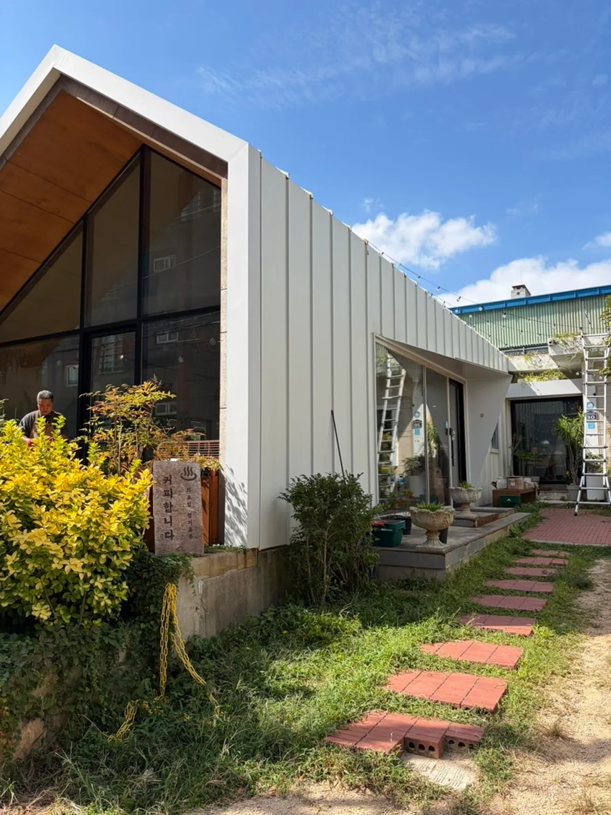 Main view of Café Buajang near Gwangalli in Busan