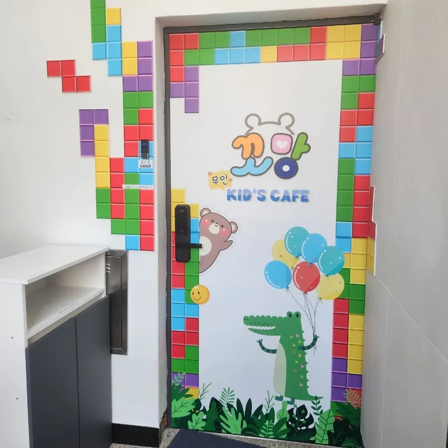 Kids’ café booking and opening-hours information