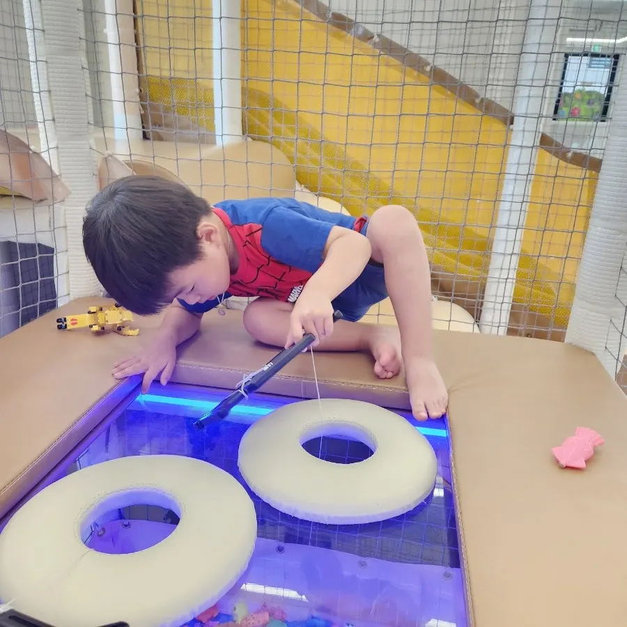Fishing play area that elementary-school children can enjoy