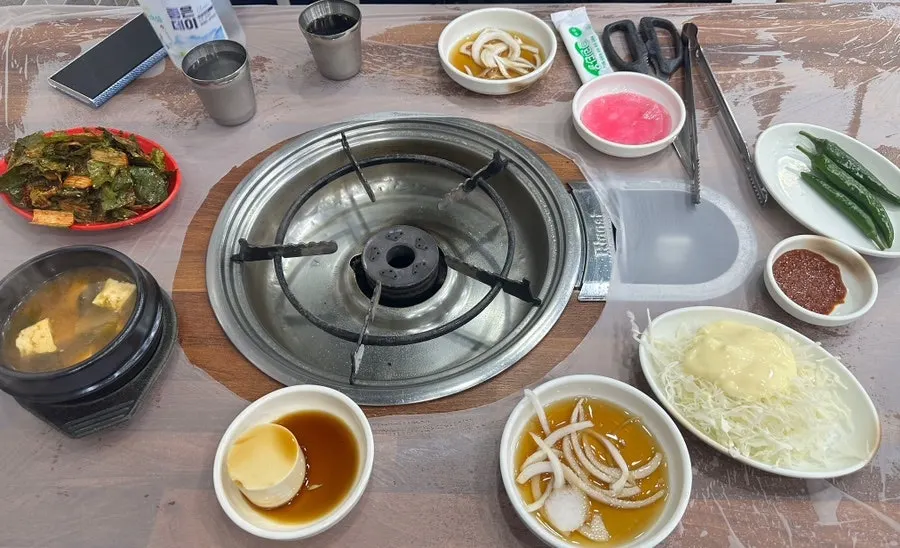 Small stone-pan seasoned offal, steamed egg, and noodle add-ons