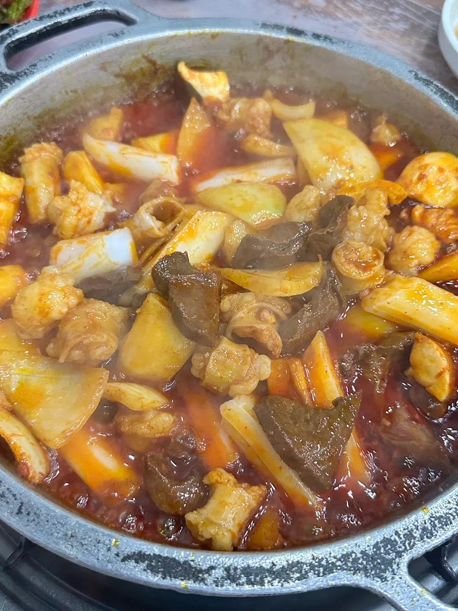 Large intestine, tripe, heart, and vegetables in a stone pan