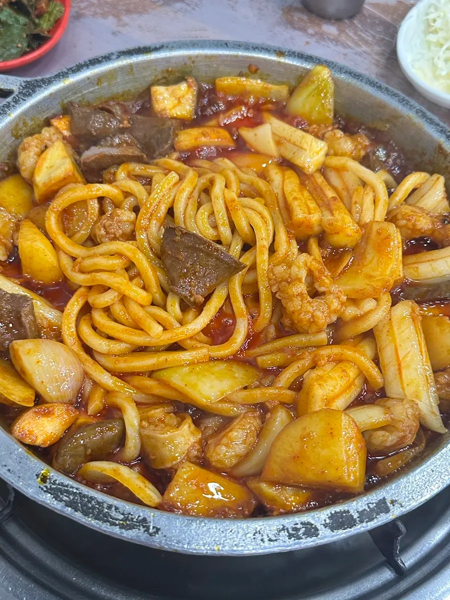 Bunmoja and udon noodles added to stone-pan seasoned offal