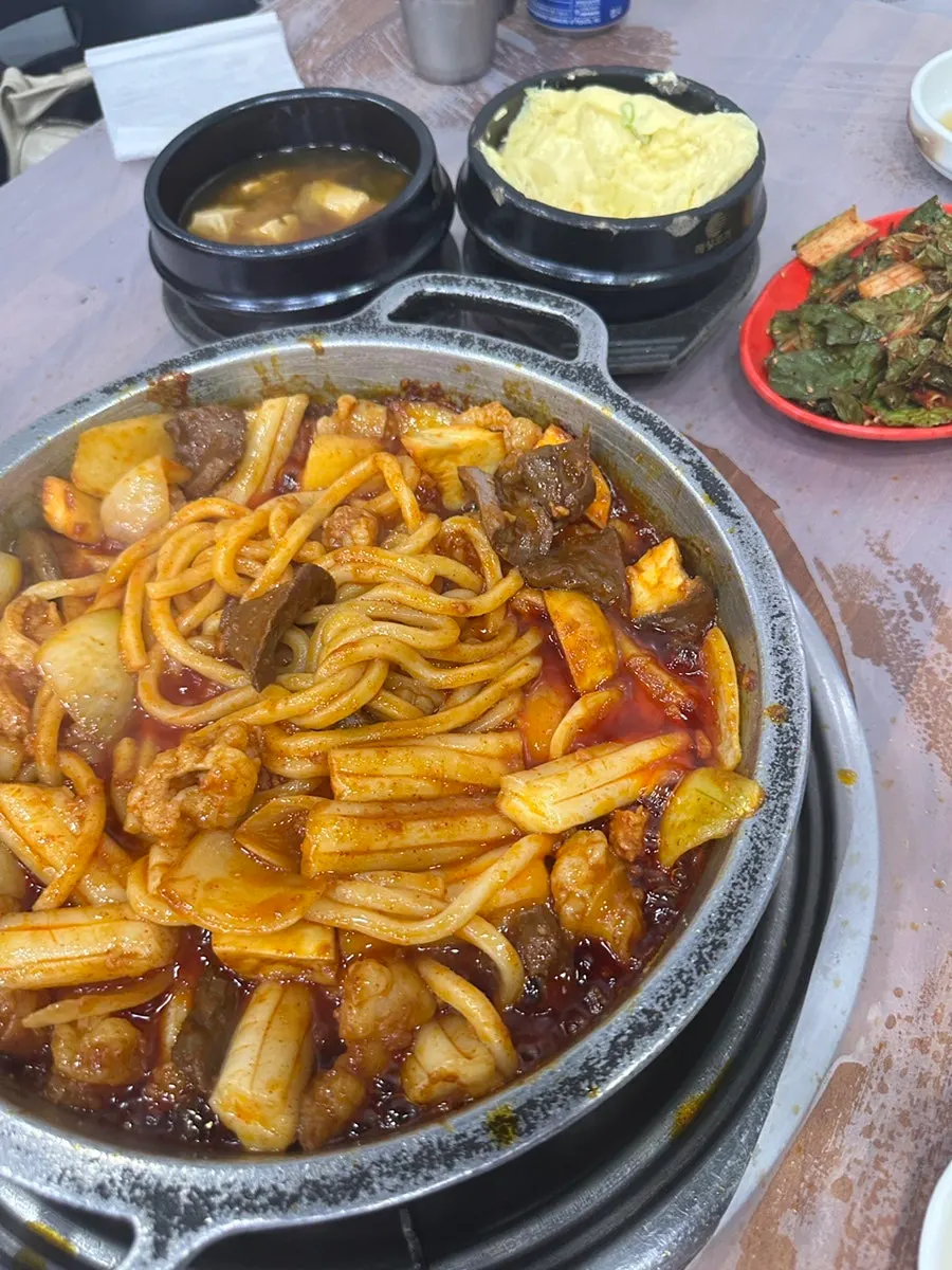 Sauce-soaked udon and bunmoja noodles