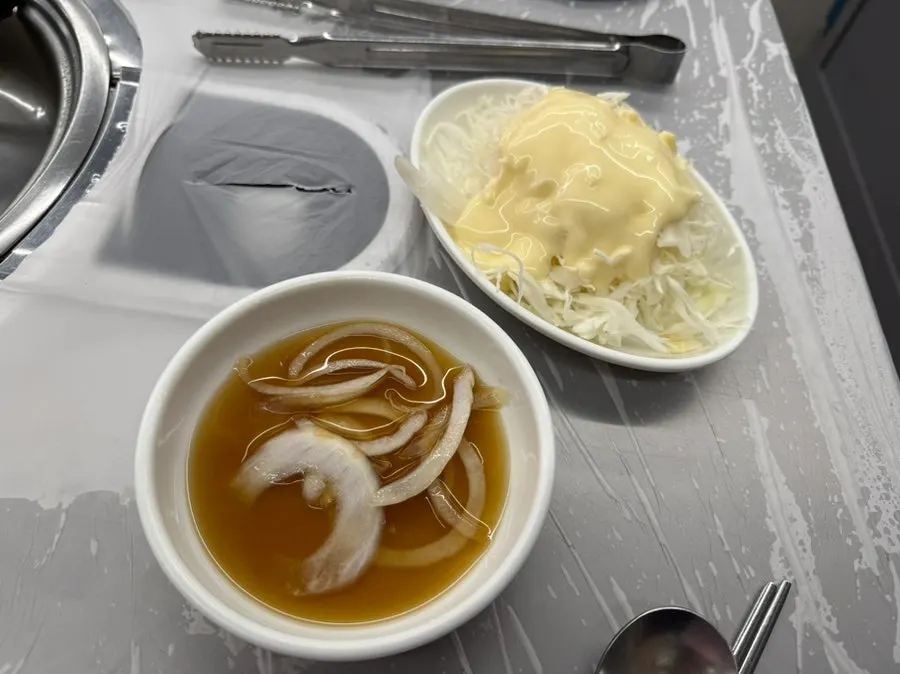 摆在桌上的各种小菜