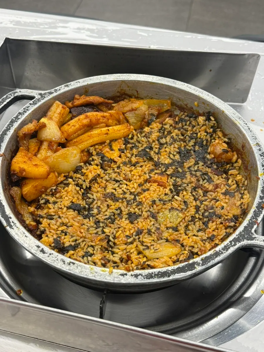 在酱汁中翻炒的石板炒饭