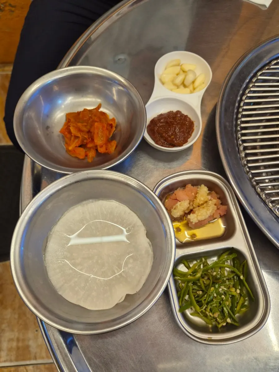 볶음김치와 쌈무, 마늘명란 등 기본 반찬