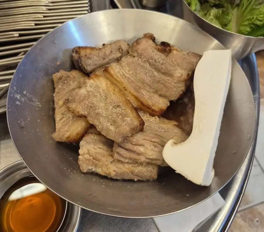 통에 담겨 나온 초벌 돼지갈비 한접시 800g