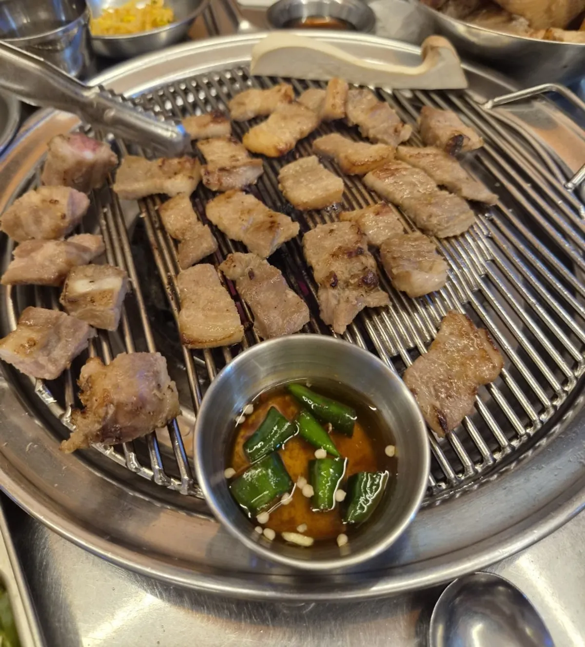 불판에서 구워지는 양념 돼지갈비