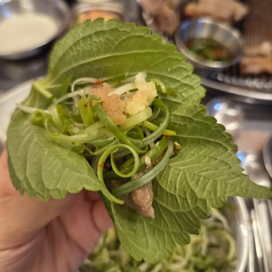 소스와 명란, 파절임을 곁들인 돼지갈비 한 점