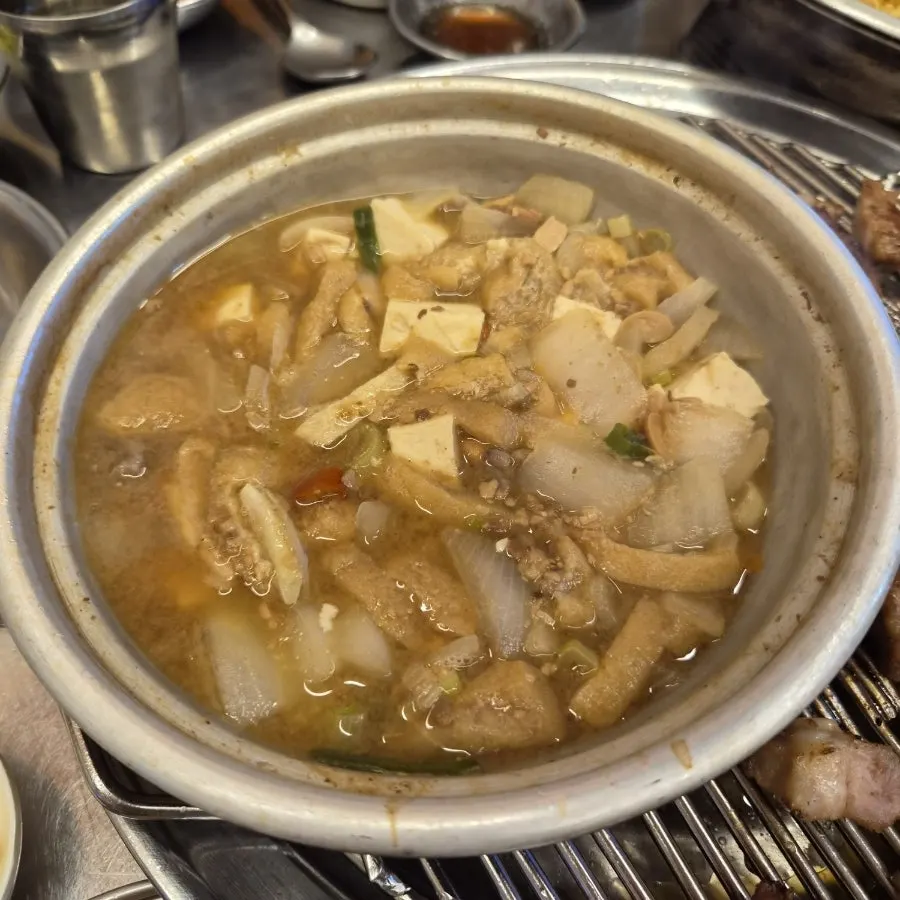 유부와 두부, 소고기가 들어간 고향 된장찌개 소자