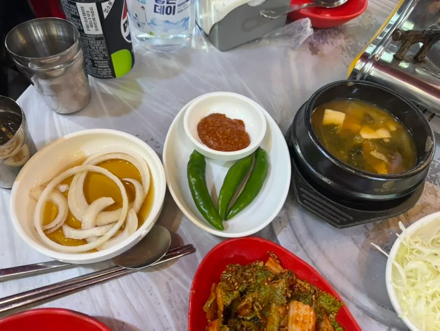 Plate of geotjeori and other basic side dishes at Bupyeong Yang Gopchang