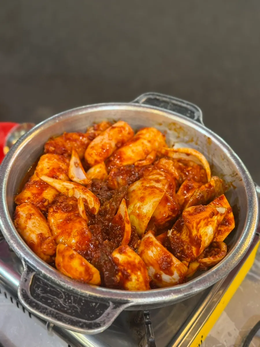 Intestine and vegetables piled on the stone pan for the medium seasoned gopchang