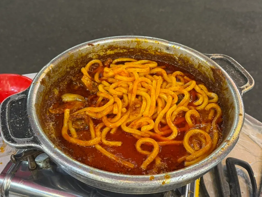 Udon noodles added to the stone-pan seasoned gopchang