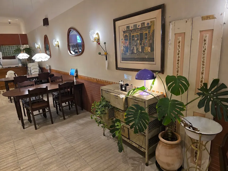 Area around Bueokgan Restaurant in the outlet