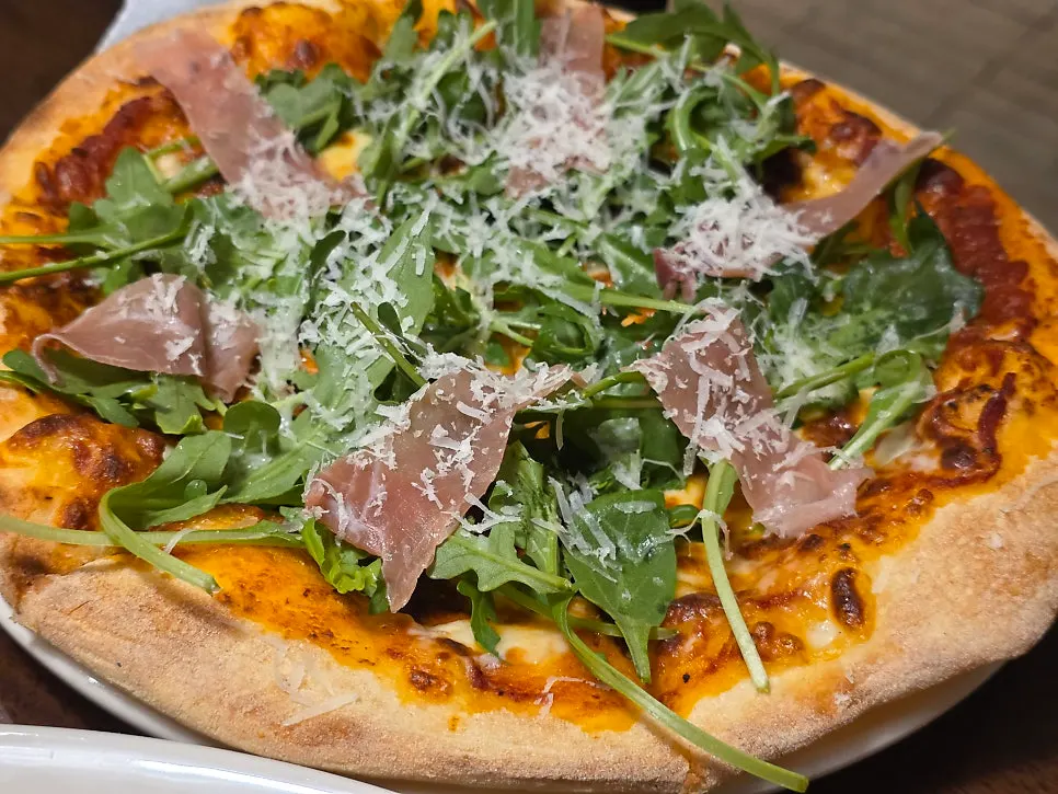 Arugula prosciutto pizza