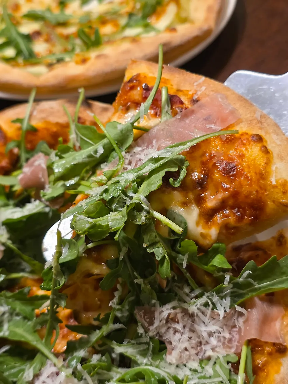Bueokgan arugula prosciutto pizza