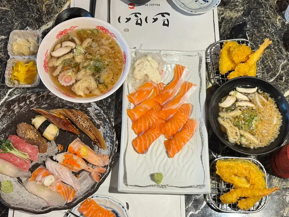 Basic side dishes and salad included in the set