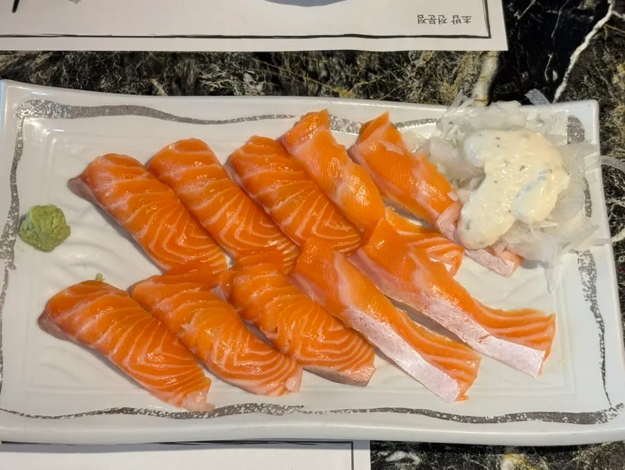 Table with omakase sushi and salmon sushi