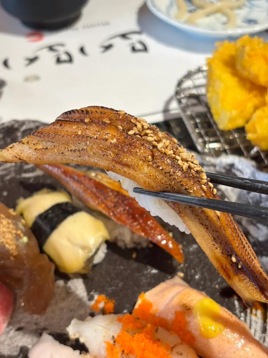 Sushi topped with thickly sliced neta