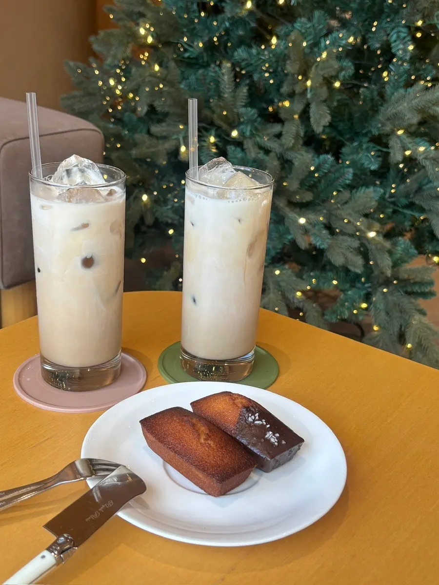Milk tea and dessert with a tree