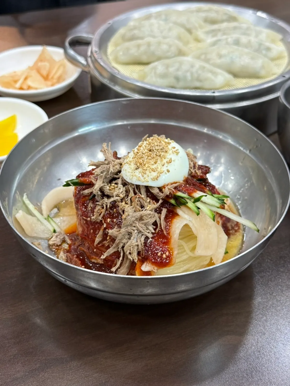 고기 고명과 깨가 올라간 비빔면