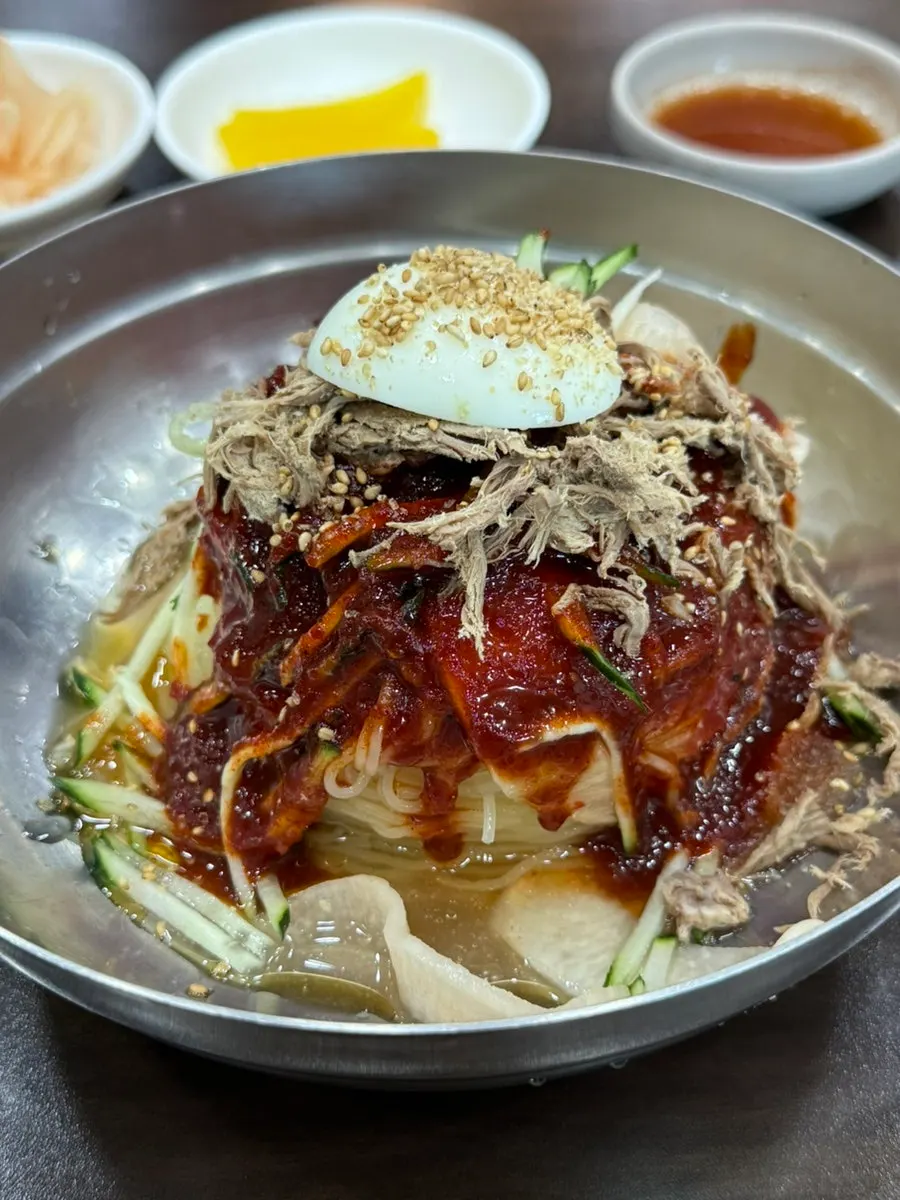 비빔밀면과 만두 한 상